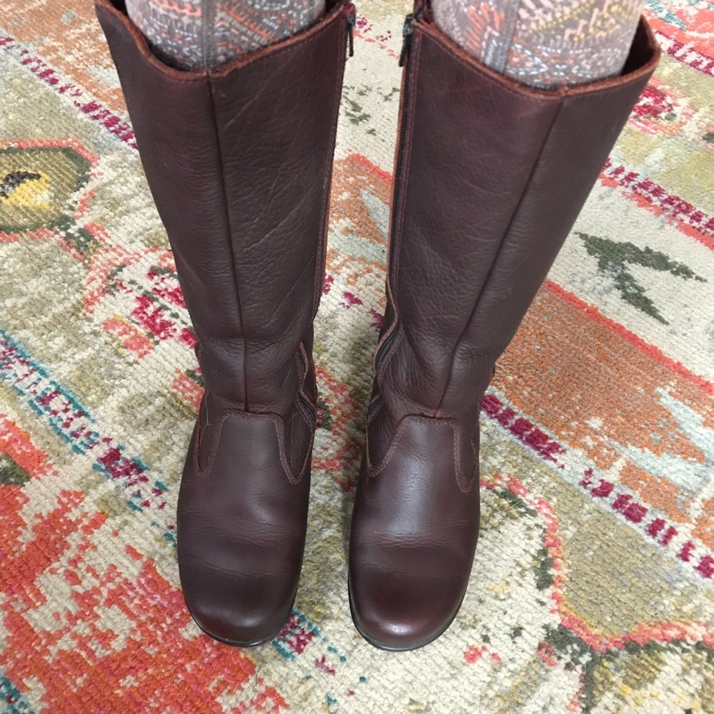 Women's Martino Victoria Winter boots in bordo color size 6.5